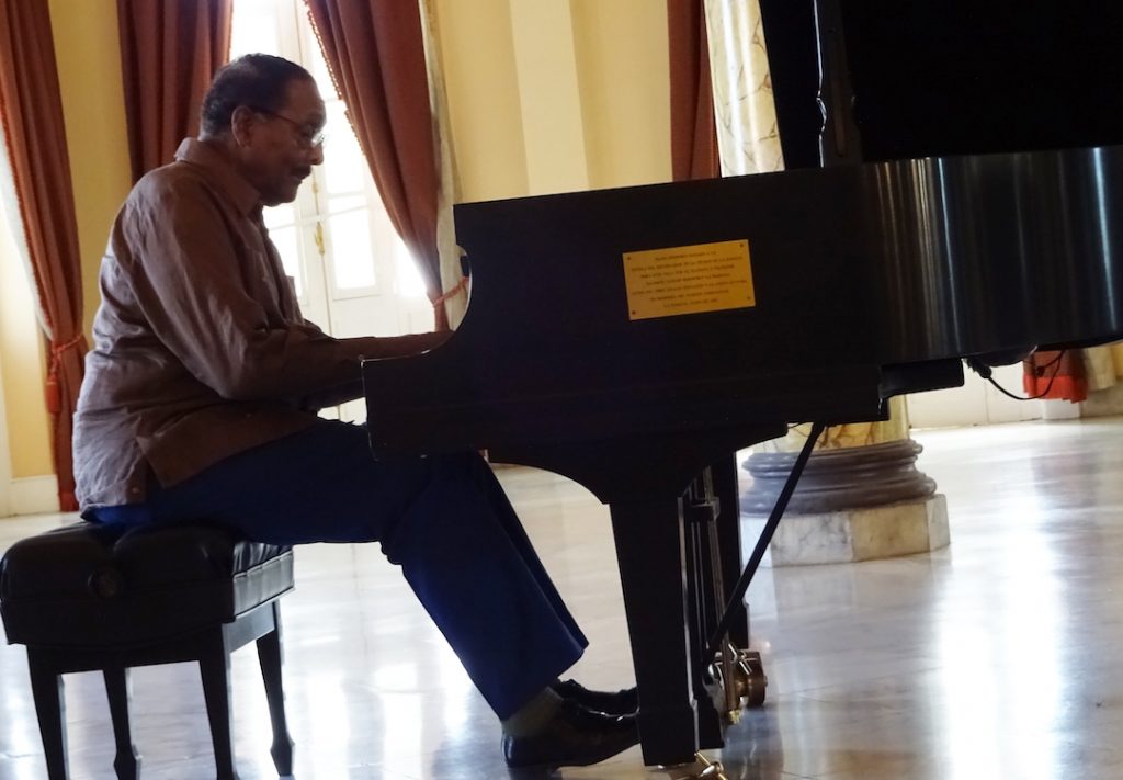 El pianista cubano Huberal Herrera, activo a sus 90 años. Foto: hoyendelaware.com