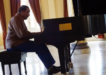 El pianista cubano Huberal Herrera, activo a sus 90 años. Foto: hoyendelaware.com