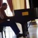 El pianista cubano Huberal Herrera, activo a sus 90 años. Foto: hoyendelaware.com