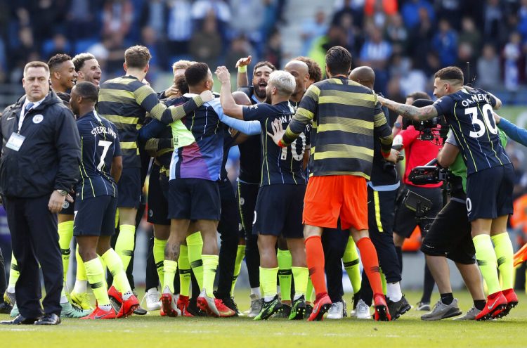 Jugadores del Manchester City festejan al final de la victoria sobre Brighton que les aseguró el título de la Liga Premier inglesa, en el Estadio AMEX de Brighton, Inglaterra, el domingo 12 de mayo de 2019. (AP Foto/Frank Augstein)