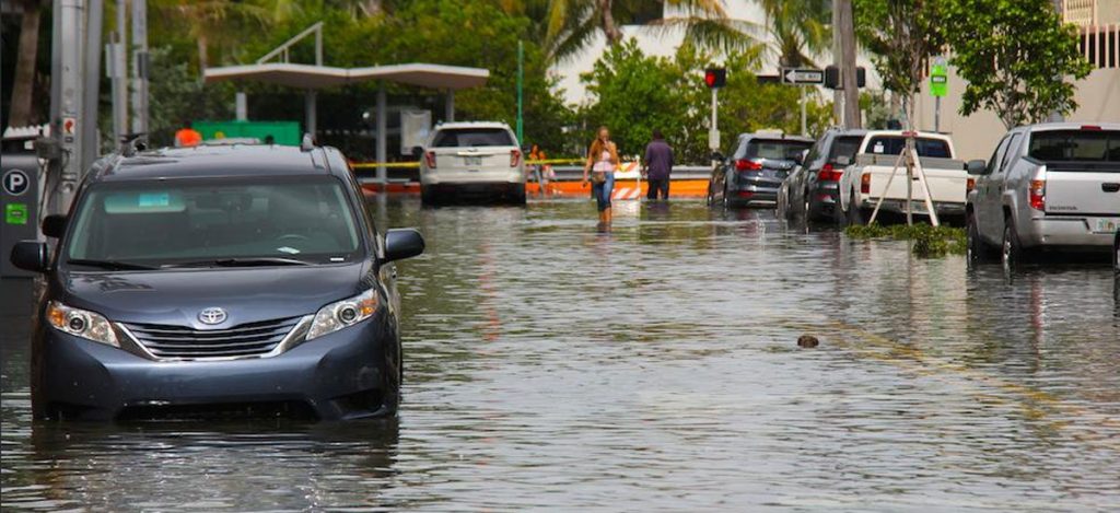 Cuando llueve, Miami Beach se transforma en una Venecia. Foto: AP.