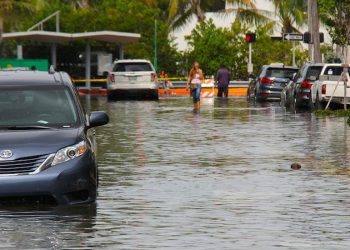 Cuando llueve, Miami Beach se transforma en una Venecia. Foto: AP.