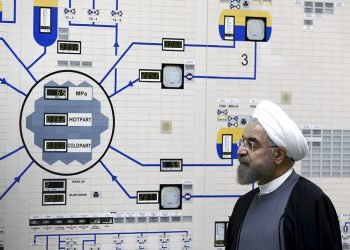 El presidente, Hassan Ruhani, visita la central nuclear de Bushehr, en enero de 2015. (AP Foto/Oficina de la Presidencia de Irán, Mohammad Berno, Archivo)