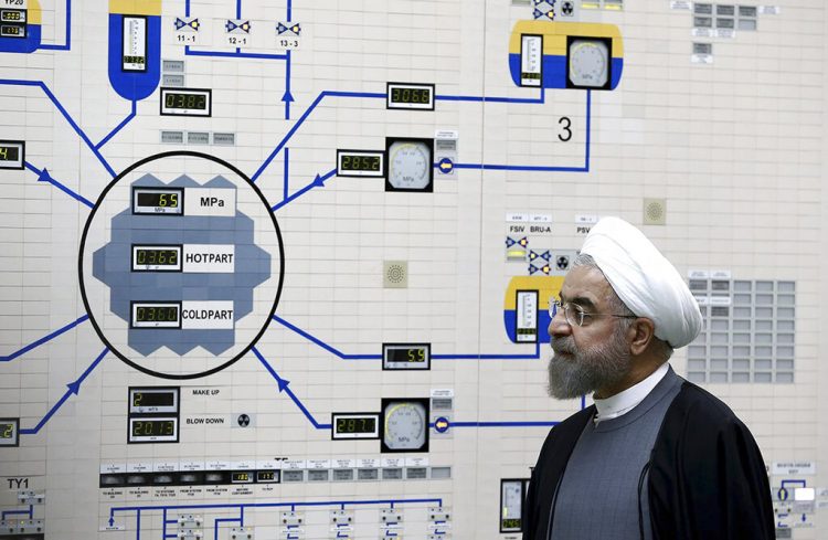 El presidente, Hassan Ruhani, visita la central nuclear de Bushehr, en enero de 2015. (AP Foto/Oficina de la Presidencia de Irán, Mohammad Berno, Archivo)