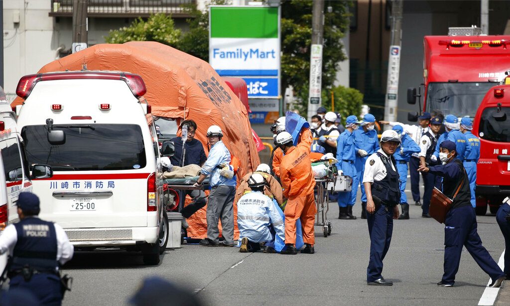 Rescatistas trabajan en la escena de un ataque en Kawasaki, cerca de Tokio, donde un hombre atacó a puñaladas a un grupo de niñas escolares, mató a dos personas e hirió a 17 antes de suicidarse, el martes 28 de mayo de 2019. Foto: Kyodo News vía AP.