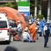 Rescatistas trabajan en la escena de un ataque en Kawasaki, cerca de Tokio, donde un hombre atacó a puñaladas a un grupo de niñas escolares, mató a dos personas e hirió a 17 antes de suicidarse, el martes 28 de mayo de 2019. Foto: Kyodo News vía AP.