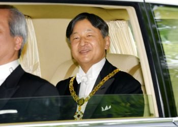 El nuevo emperador de Japón, Naruhito, sale rumbo al Palacio Imperial el miércoles 1 de mayo de 2019 en Tokio. (Kyodo News via AP)