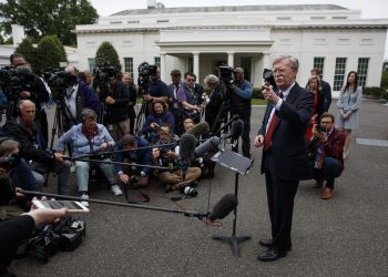 El asesor de seguridad estadounidense John Bolton hablando a reporteros sobre la crisis en Venezuela, frente a la Casa Blanca en Washington, el 1 de mayo del 2019. Foto: AP.