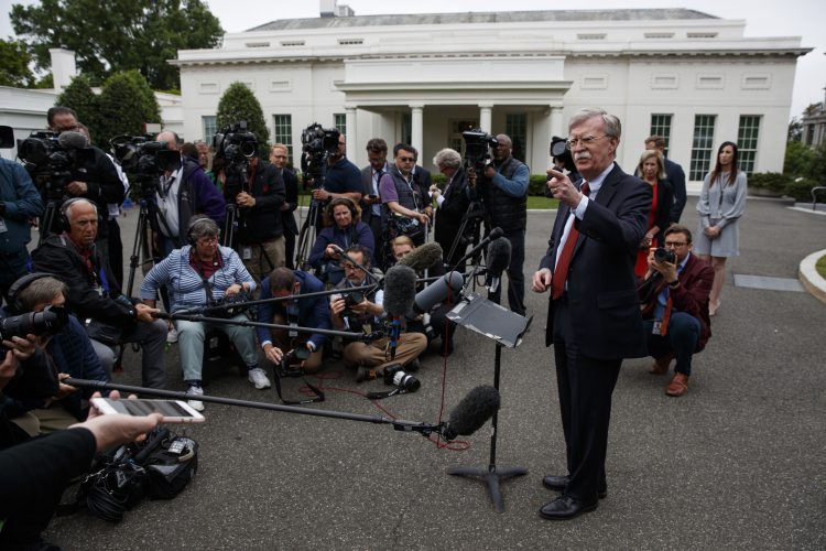 El asesor de seguridad estadounidense John Bolton hablando a reporteros sobre la crisis en Venezuela, frente a la Casa Blanca en Washington, el 1 de mayo del 2019. Foto: AP.