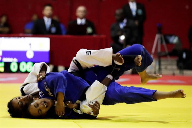 La judoca cubana Anailys Dorvigny (i) se enfrenta a la dominicana Ana Rosa (d) en la categoría -57kg este sábado, durante la Copa Panamericana de Judo 2019 en la arena Roberto Durán en ciudad de Panamá. Foto: Bienvenido Velasco.