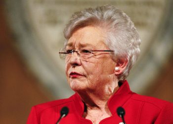 La gobernadora de Alabama, Kay Ivey, pronuncia su informe anual de gobierno en el Capitolio en Montgomery, Alabama, 9 de enero de 2018. Foto: Brynn Anderson / AP.