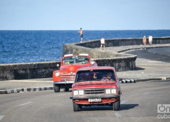 Autos transitando por la avenida del malecón en La Habana. Foto: Kaloian.