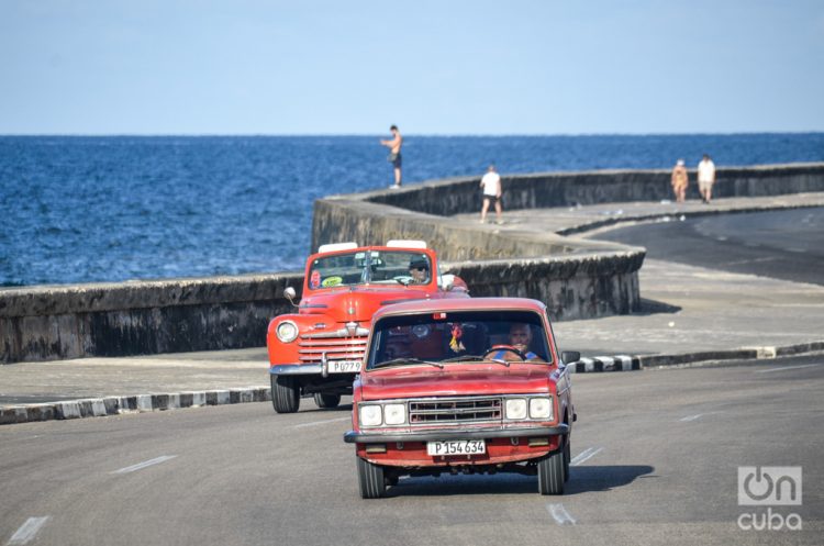 Autos transitando por la avenida del malecón en La Habana. Foto: Kaloian.