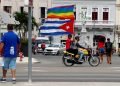Activistas por los derechos Lesbianas, Gays, Bisexuales, Transexuales e Intersexuales (LGBTI) participan en una marcha este sábado 11 de mayo del 2019 por el Paseo del Prado en La Habana (Cuba). Activistas del colectivo LGTBI y Agentes de la Seguridad del Estado cubano se enfrentaron este sábado durante una manifestación ilegal convocada después de que se cancelara la marcha anual del orgullo gay que organiza el oficialista Centro Nacional de Educación Sexual (Cenesex), dirigido por Mariela Castro. EFE/Ernesto Mastrascusa