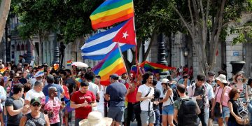 Activistas por los derechos LGBTIQ participan en una marcha este sábado 11 de mayo del 2019 por el Paseo del Prado en La Habana (Cuba). Foto: Ernesto Mastrascusa / EFE.