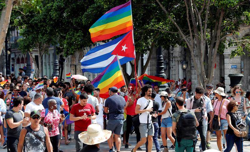 Activistas por los derechos LGBTIQ participan en una marcha este sábado 11 de mayo del 2019 por el Paseo del Prado en La Habana (Cuba). Foto: Ernesto Mastrascusa / EFE.