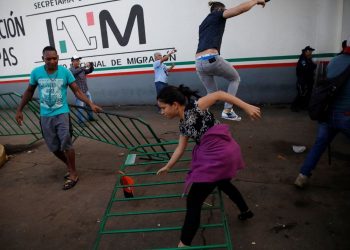 Migrantes cubanos se fugan de una estación migratoria en Chiapas, México. Foto: Reuters / Televisa / Archivo.