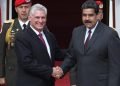 Los presidentes de Cuba y Venezuela, Miguel Díaz-Canel y Nicolás Maduro, se saludan durante la visita oficial del mandatario de la Isla al país sudamericano, en junio de 2018. Foto: Miguel Gutiérrez / EFE / Archivo.