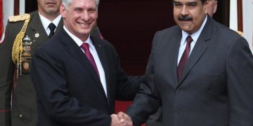 Los presidentes de Cuba y Venezuela, Miguel Díaz-Canel y Nicolás Maduro, se saludan durante la visita oficial del mandatario de la Isla al país sudamericano, en junio de 2018. Foto: Miguel Gutiérrez / EFE / Archivo.