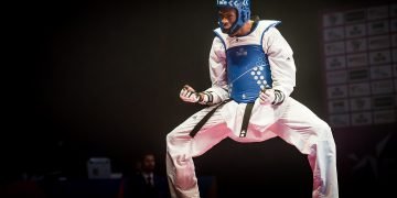 El cubano Rafael Alba celebra tras lograr su segunda corona mundial en Manchester, el 19 de mayo de 2019. Foto: worldtaekwondo.org