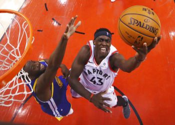 Pascal Siakam, de los Raptors de Toronto, salta hacia la cesta frente a Draymond Green, de los Warriors de Golden State, durante el primer partido de la Final de la NBA, en Toronto, el jueves 30 de mayo de 2019. Foto: Gregory Shamus/Pool Photo vía AP.