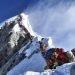 En esta fotografía del 22 de mayo de 2019, una larga fila de montañeros ascienden al pico del Everest. (Nimsdai Project Possible vía AP)