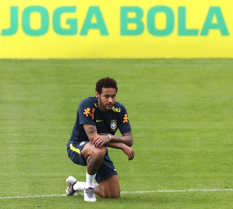 Neymar se arrodilla durante una práctica de la selección brasileña en Teresópolis, el sábado 25 de mayo de 2019 Foto: Silvia Izquierdo / AP.