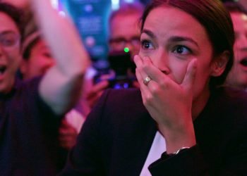 Alexandria Ocasio-Cortez el día de su sorpresiva victoria en las elecciones legislativas del 2018, en una imagen tomada del documental de Netflix "Knock Down the House", estrenado el 1ro de mayo de 2019. Foto: Netflix vía AP.