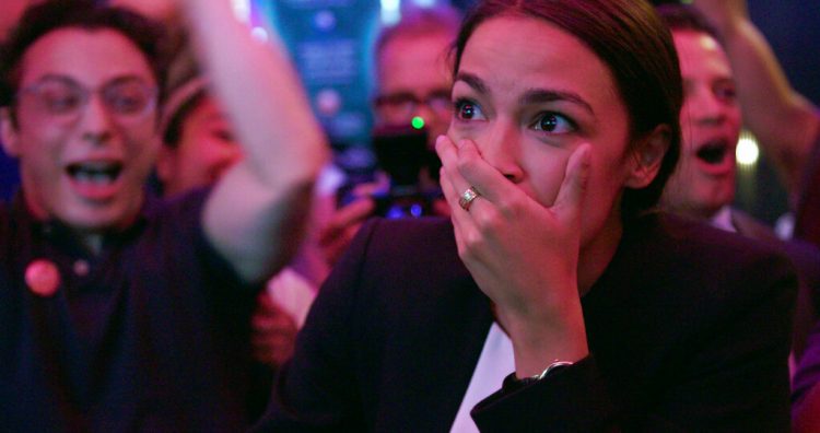 Alexandria Ocasio-Cortez el día de su sorpresiva victoria en las elecciones legislativas del 2018, en una imagen tomada del documental de Netflix "Knock Down the House", estrenado el 1ro de mayo de 2019. Foto: Netflix vía AP.