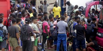 Un grupo de migrantes espera a un autobús que los lleve al norte en Peñitas, en la provincia de Darién, Panamá, el 10 de mayo de 2019. Foto: Arnulfo Franco / AP.