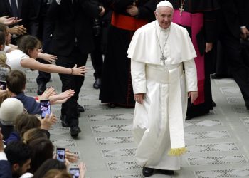 Fieles tratan de tocar al papa Francisco durante una audiencia con participantes de una peregrinación en el Aula Paulo VI en el Vaticano, sábado 25 de mayo de 2019. El Papa dijo que el aborto equivale a “contratar a un asesino”. Foto: Andrew Medichini / AP.