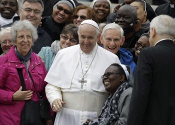 El Papa Francisco ríe con un grupo de fieles en su audiencia general semanal en la Plaza de San Pedro, Vaticano, 15 de mayo de 2019. Foto: Andrew Medichini / AP.