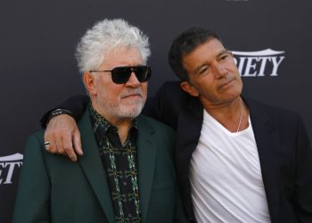 El director Pedro Almodóvar, a la izquierda, y el actor Antonio Banderas posan con motivo del estreno de "Dolor y gloria" en el Festival de Cine de Cannes, el jueves 16 de mayo del 2019 en Cannes, Francia. Foto: Petros Giannakouris / AP.