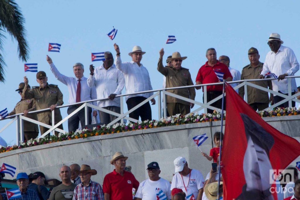 El presidente cubano Miguel Díaz-Canel, el exmandatario Raúl Castro y otros dirigentes del gobierno cubano e invitados, en la presidencia del desfile por el Día Internacional de los Trabajadores, el 1ro de mayo de 2019 en la Plaza de la Revolución "José Martí" de La Habana. Foto: Otmaro Rodríguez.