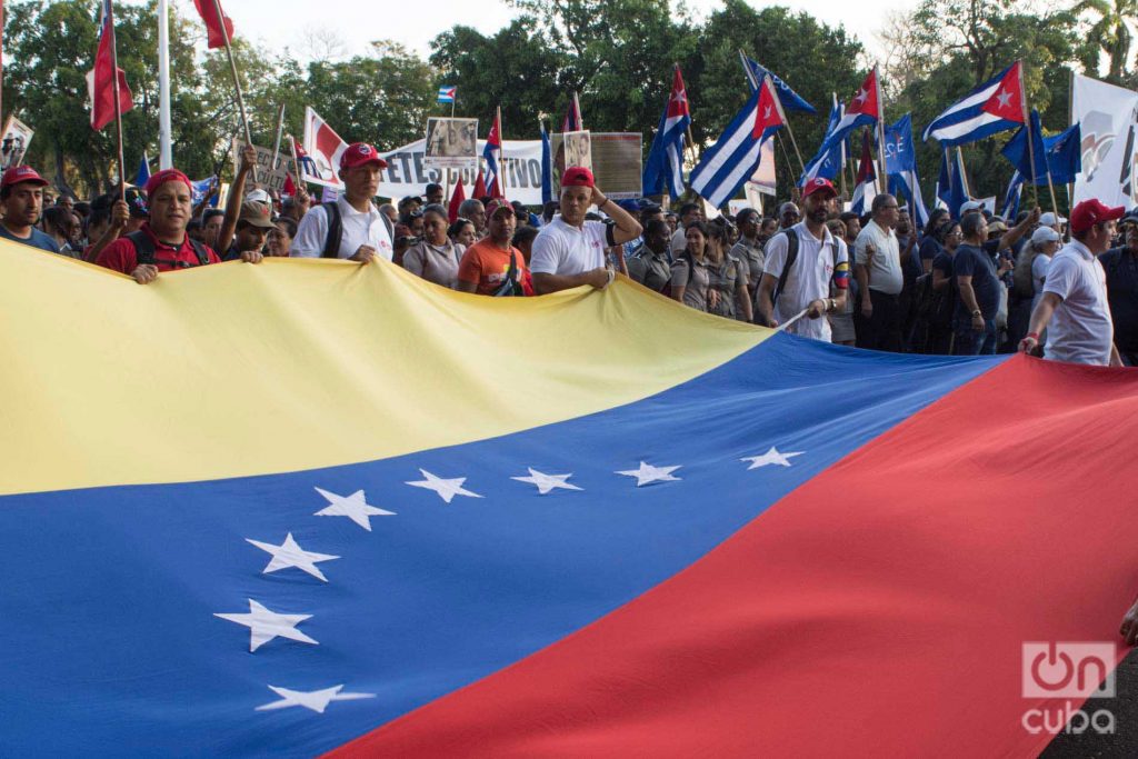 Imagen de archivo de una bandera de Venezuela y banderas cubanas en un desfile por el Día Internacional de los Trabajadores, en La Habana. Foto: Otmaro Rodríguez / Archivo.