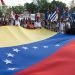 Imagen de archivo de una bandera de Venezuela y banderas cubanas en un desfile por el Día Internacional de los Trabajadores, en La Habana. Foto: Otmaro Rodríguez / Archivo.