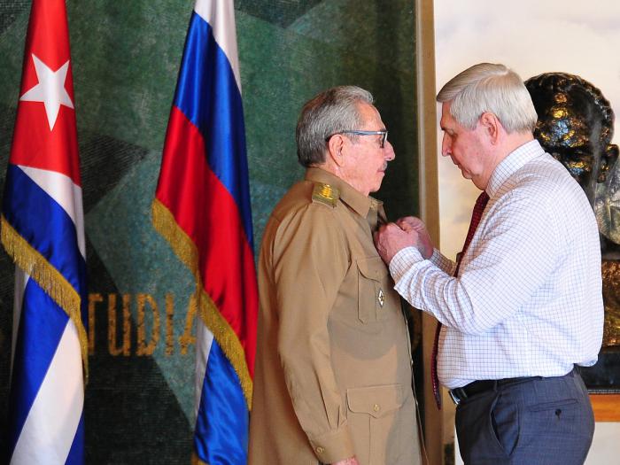 El expresidente cubano Raúl Castro (izq) recibe el premio Lenin de manos del primer vicepresidente de la Duma Estatal y del Partido Comunista de Rusia, Ivan Melnikov. Foto: @CubaMINREX / Twitter.