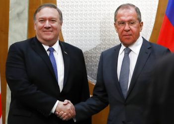 El secretario de Estado norteamericano Mike Pompeo, izquierda, y el canciller ruso Serguei Lavrov se estrechan las manos antes de su reunión en Sochi, Rusia, martes 14 de mayo de 2019. (AP Foto/Pavel Golovkin, Pool)