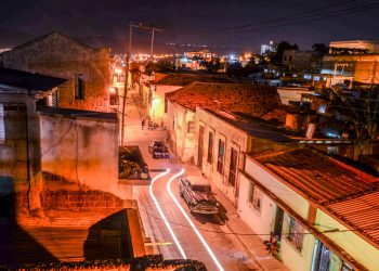Santiago de Cuba regulará el tránsito de personas por la ciudad después de las siete de la noche. Foto: Kaloian.