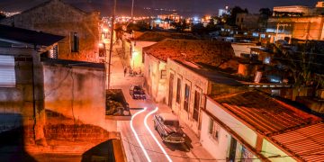 Santiago de Cuba regulará el tránsito de personas por la ciudad después de las siete de la noche. Foto: Kaloian.