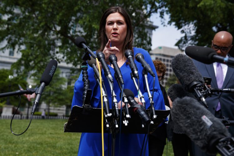La secretaria de prensa de la Casa Blanca, Sarah Sanders, informa a la prensa fuera de la Casa Blanca, Washington, viernes 3 de mayo de 2019.  Foto: Evan Vucci / AP.