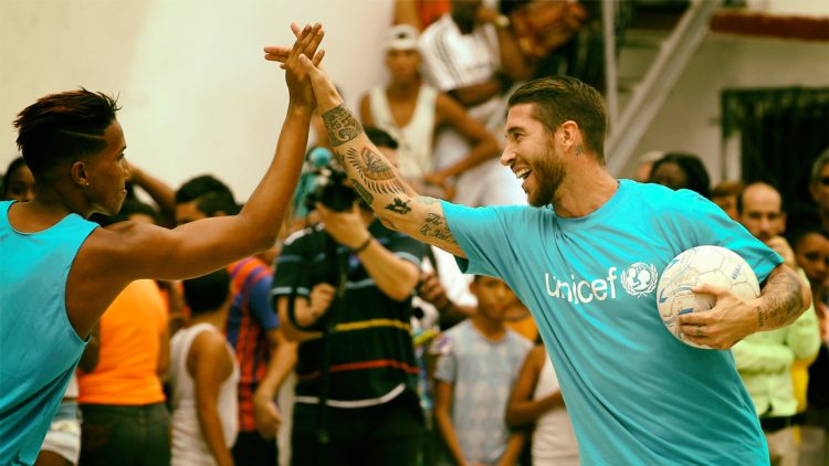 Sergio Ramos durante su viaje anterior, celebra ndo un gol con un joven cubano. Foto: Tomada de Online Tours