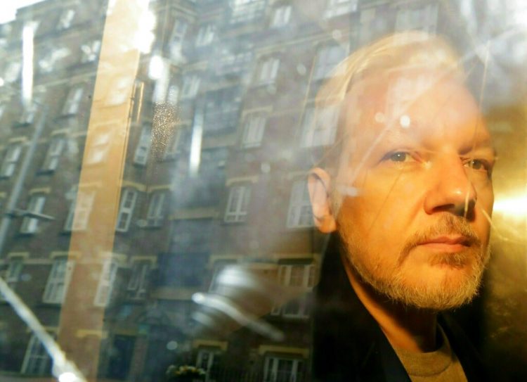 El fundador de WikiLeaks, Julian Assange, es trasladado desde el tribunal, donde compareció acusado de saltarse los términos de su fianza en Gran Bretaña hace siete años, en Londres,1ro de mayo de 2019. Foto: Matt Dunham / AP / Archivo.
