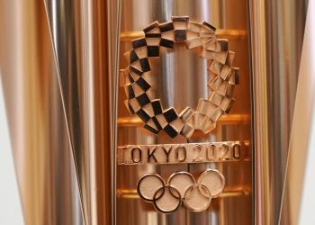 ARCHIVO - Foto de archivo, 20 de marzo de 2019, del emblema de la antorcha olimpica de los Juegos Olímpicos de Tokio 2020. (AP Foto/Eugene Hoshiko, File)