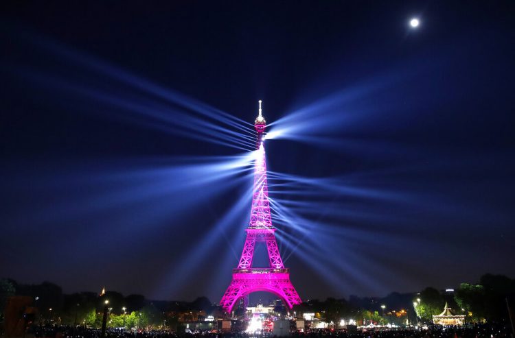 La Torre Eiffel emite luces láser en un espectáculo con motivo de su 130 aniversario en París, el miércoles 15 de mayo de 2019. Foto: Christophe Ena / AP.