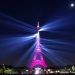 La Torre Eiffel emite luces láser en un espectáculo con motivo de su 130 aniversario en París, el miércoles 15 de mayo de 2019. Foto: Christophe Ena / AP.