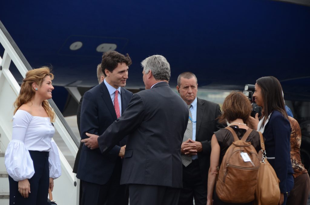 A su llegada a la isla en noviembre de 2016, Justin Trudeau fue recibido por Miguel Díaz-Canel Bermúdez, entonces primer vicepresidente de los Consejos de Estado y de Ministros. Foto: Joaquín Hernández Mena/Trabajadores.