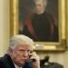 Trump habla por teléfono en la Oficina Oval el 28 de enero de 2017. Detrás, un cuadro de Andrew Jackson. Foto: Alex Brandon/AP.