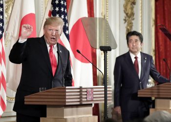 El presidente de Estados Unidos, Donald Trump, a la izquierda, habla mientras el primer ministro de Japón, Shinzo Abe, escucha durante una rueda de prensa en el Palacio de Akasaka en Tokio, el lunes 27 e mayo de 2019. (Kiyoshi Ota/Pool Photo via AP)
