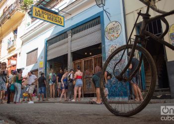 Turistas en los alrededores de la Bodeguita del medio, en La Habana. Foto: Otmaro Rodríguez.